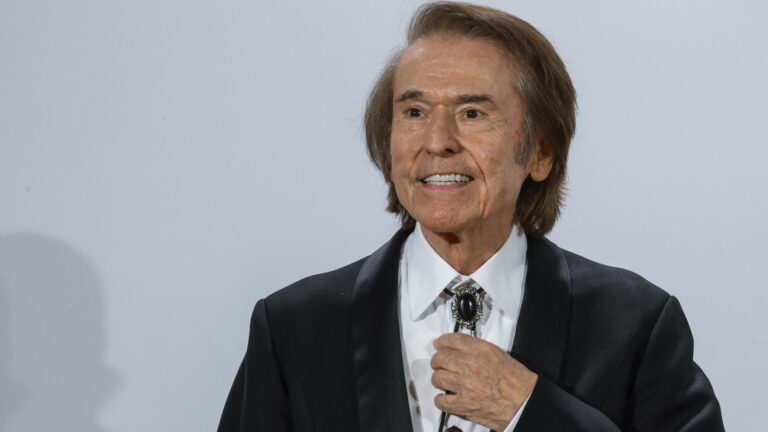 Raphael sufre accidente cerebrovascular y es ingresado de urgencias en hospital de España