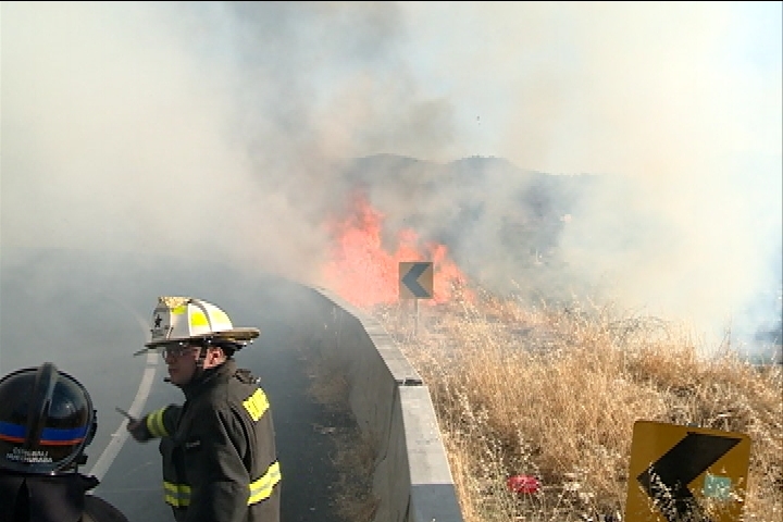 Incendio en basural de Maipú genera alerta por su proximidad a instalaciones de Enap