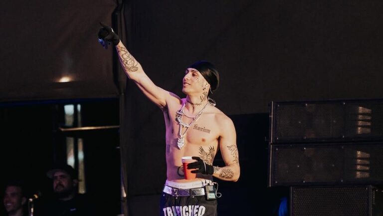 Khea regresó a Chile con un mensaje de sanación en su música tras años de altos y bajos