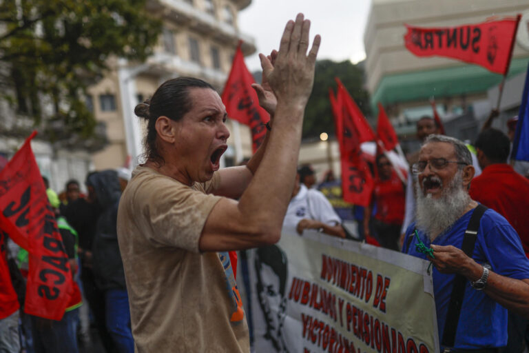 Protestan contra Donald Trump frente a la Embajada de Estados Unidos en Panamá por sus declaraciones sobre el Canal