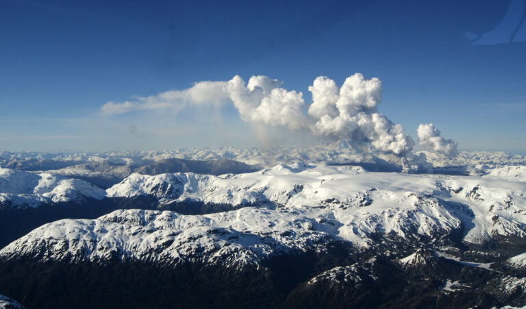 Temblor en la Región de Aysén provoca actividad volcánica en el volcán Hudson