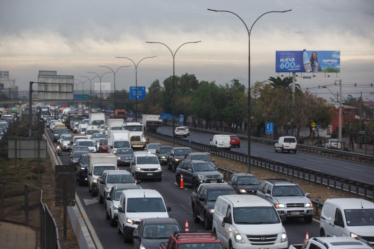 Autoridades proyectan salida de 800 mil vehículos de la Región Metropolitana por Año Nuevo: Se prevé peak a las 14:00 horas