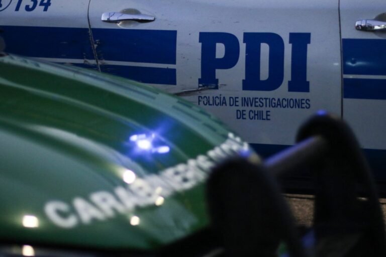 Detienen a dos sujetos por intentar atropellar a carabineros para evadir control: Uno tiene orden de expulsión