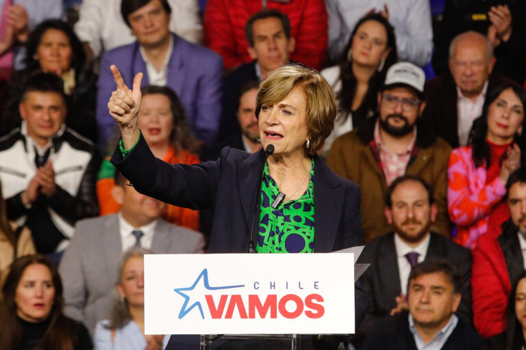 Encuesta Criteria: Matthei sigue liderando la carrera presidencial, pero desaprobación a la oposición aumenta 5 puntos