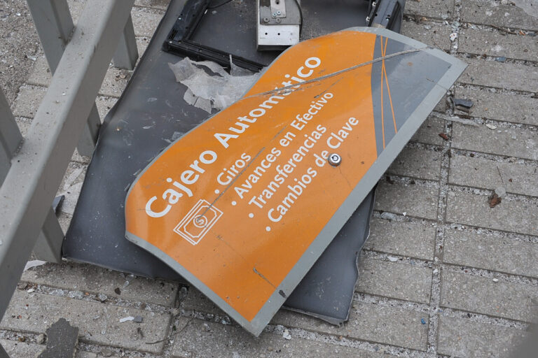Usaron método de saturación por gas: Sujetos robaron cajero automático de supermercado Líder en Colina