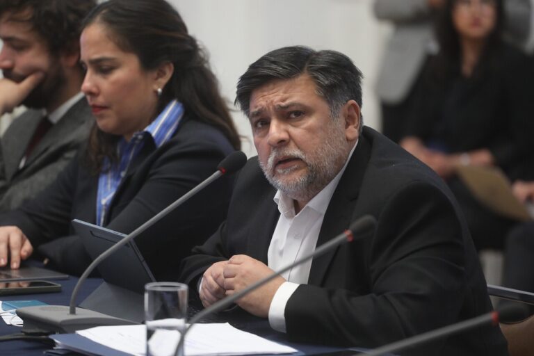 Jefe de Gabinete del Presidente afirma que Boric instruyó buscar reemplazos apenas se conoció la denuncia contra Monsalve