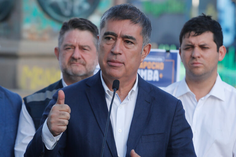 Desbordes insiste en el cierre del comercio ilegal en Meiggs, pero advierte que 