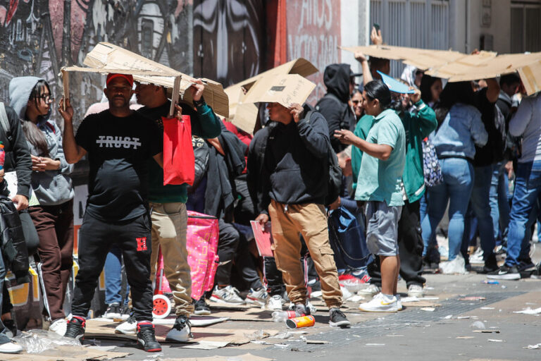 Tras confusión y desorden en el Barrio Meiggs: Registro Civil suspende enrolamiento de extranjeros hasta este miércoles