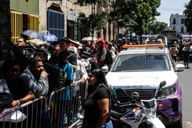 Tras caótico enrolamiento de migrantes en Barrio Meiggs: Solicitan renuncia del director metropolitano del Registro Civil