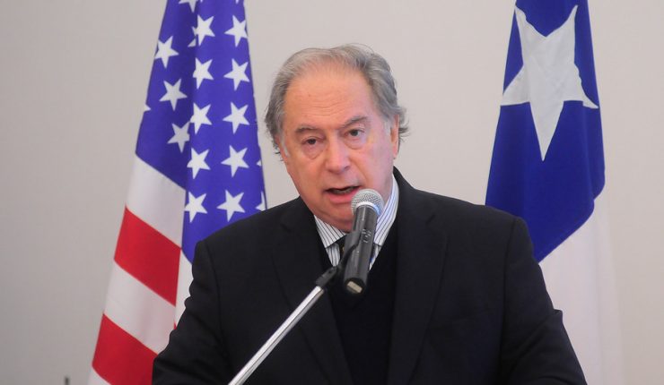 Contraloría acoge a trámite denuncia contra embajador Juan Gabriel Valdés por posible uso de recursos públicos en apoyo a Harris
