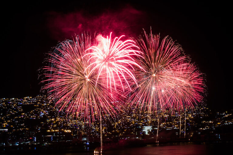 ¿Dónde habrá fuegos artificiales este Año Nuevo? Estas son las comunas que celebrarán la llegada de 2025 con luces en el cielo