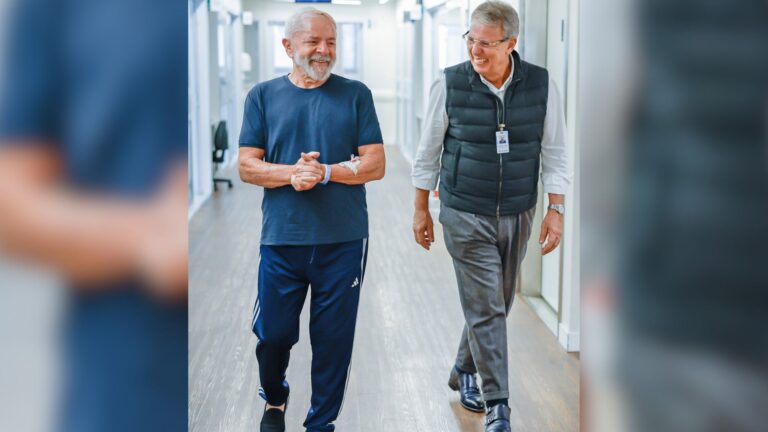 Lula reaparece caminando por el hospital tras sufrir hemorragia intracraneal: 