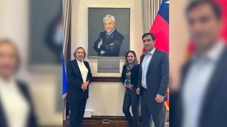 “Es muy emocionante este reconocimiento”: Cecilia Morel agradece homenaje de la OEA al expresidente Piñera