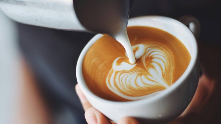 La cafeína podría reducir el riesgo de adicción al alcohol, según estudio