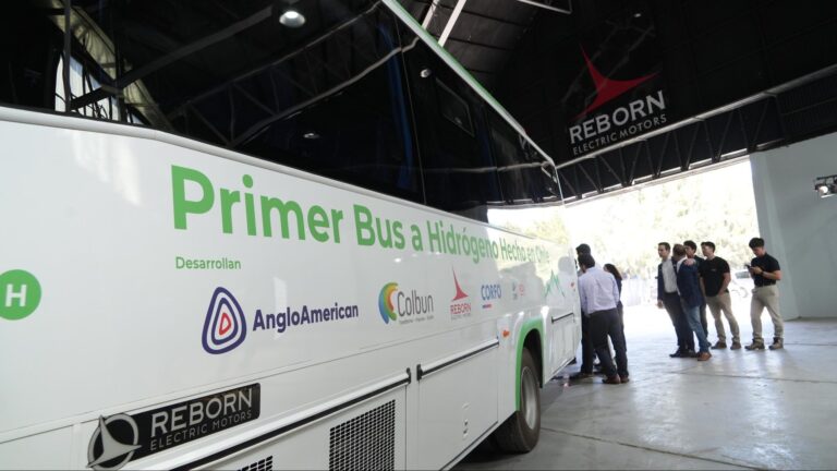 Primer bus a hidrógeno hecho en Chile: Tiene capacidad para 24 pasajeros y velocidad máxima de 90 km/h