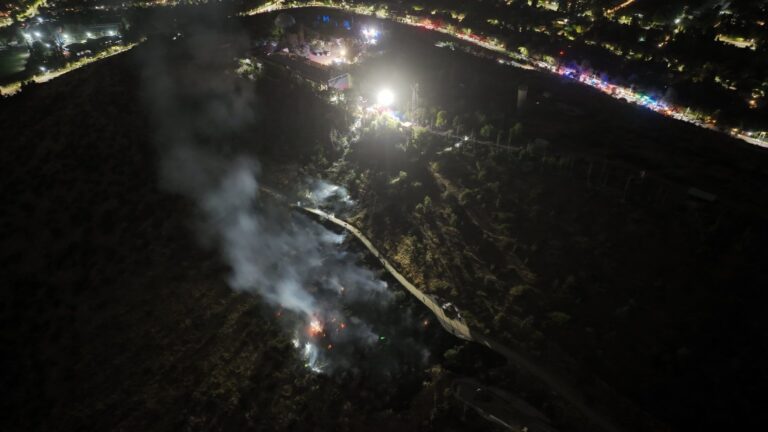 Incendio forestal afectó parte del Cerro Calán en Las Condes