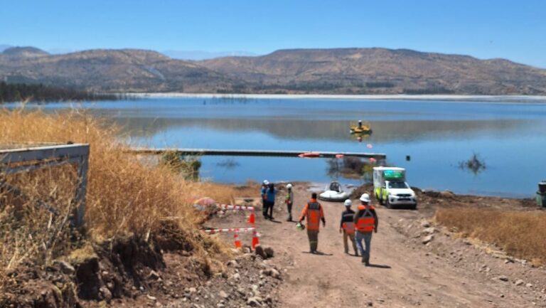 Tiltil: Avioneta capotó en embalse Huechún y piloto falleció
