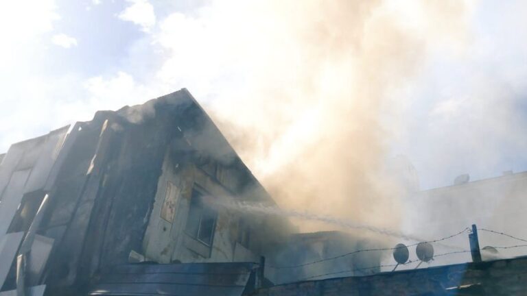 Bomberos combaten incendio en la comuna de Santiago: Peligro de derrumbe en una vivienda