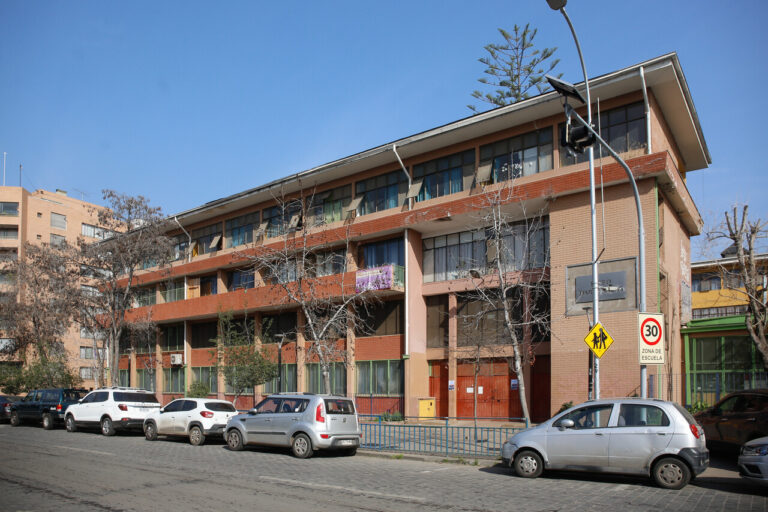 Investigan fuerte golpiza que estudiante le propinó a profesor al interior del Liceo Darío Enríquez Salas