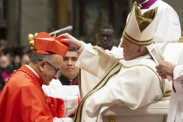 Fernando Chomalí se convirtió en el noveno cardenal de Chile: Fue investido por el papa Francisco junto a otros 20 religiosos