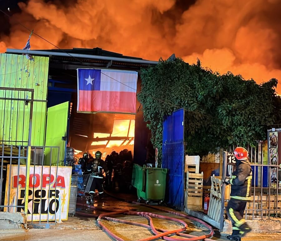 Incendio afectó a bodegas textiles en Estación Central/Foto: Bomberos