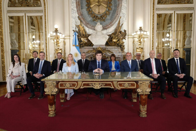 El desafío de Milei: Presidente de Argentina busca avanzar en tratado de libre comercio con EE.UU.