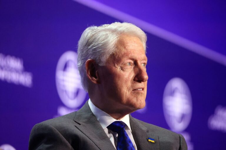 El expresidente Bill Clinton fue hospitalizado en Washington