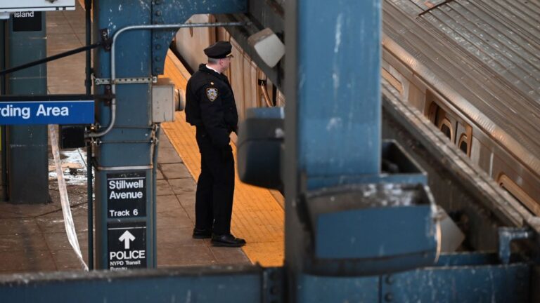 Mujer muere quemada viva en vagón del Metro de Nueva York: Desconocido le prendió fuego y huyó