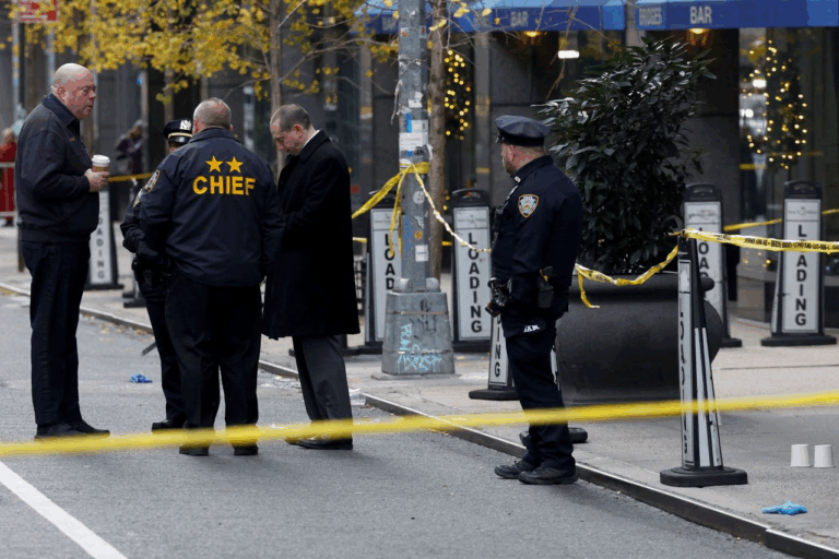 Director ejecutivo de UnitedHealthcare fue asesinado a tiros en el centro de Manhattan, Nueva York