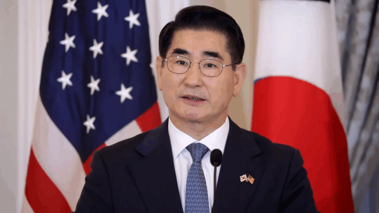 Corea del Sur: Exministro de Defensa intentó suicidarse mientras allanaban oficina presidencial tras decreto de ley marcial
