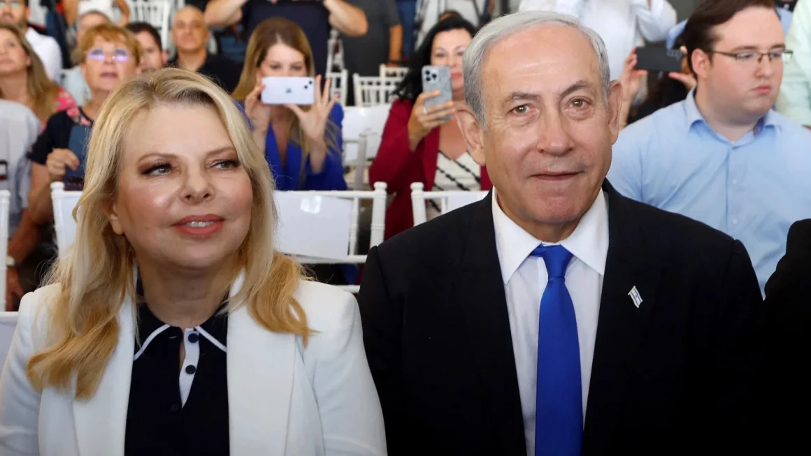 El primer ministro israelí Benjamin Netanyahu y su esposa Sara asisten a un evento de inauguración de la nueva línea de tren ligero de Israel para el área metropolitana de Tel Aviv, en Petah Tikva, Israel, el 17 de agosto de 2023. REUTERS/Amir Cohen Amir Cohen/Reuters/ Archivo