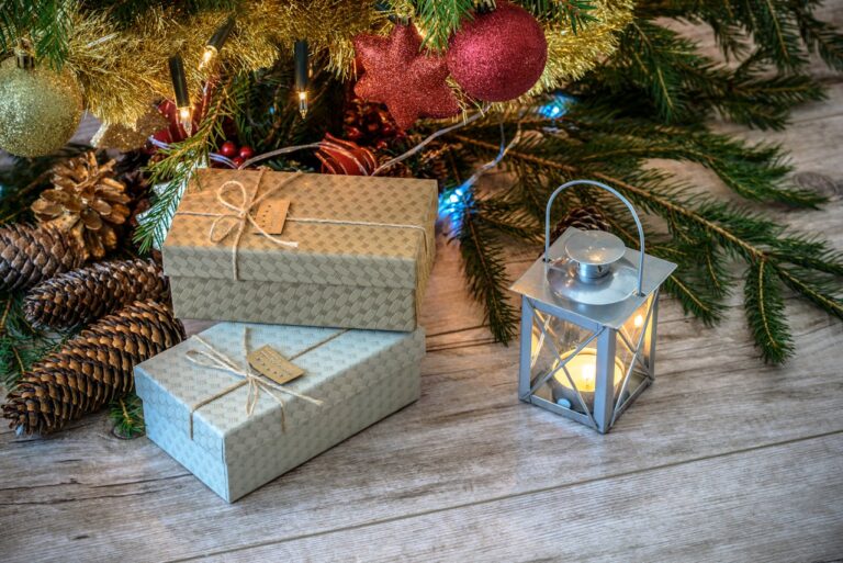 ¿Qué vino antes, el árbol o los regalos? Lo que tal vez no sabes del origen de estas tradiciones de Navidad