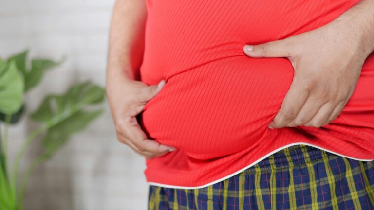 Nueva investigación relaciona grasa abdominal con signos de Alzheimer 20 años antes de que aparezcan los síntomas