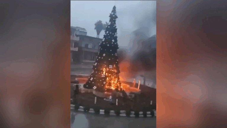 Cristianos protestan en la capital siria, Damasco, tras la quema de un árbol de Navidad
