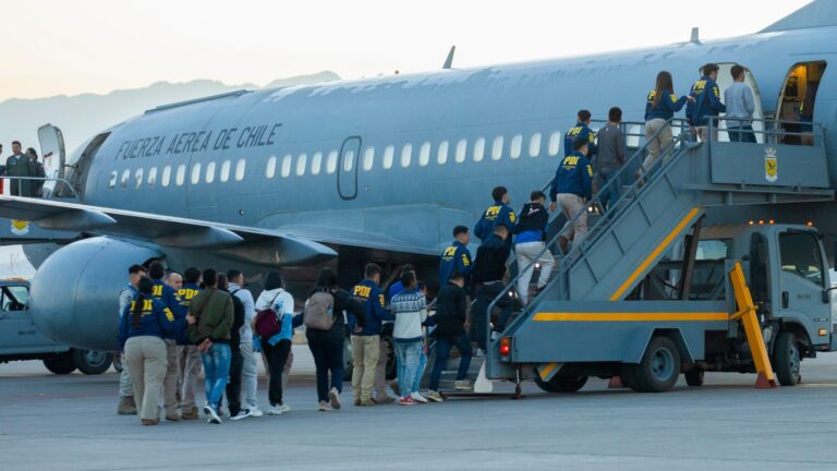 37 extranjeros fueron expulsados de Chile por cometer delitos: Vuelo tenía destino a Bolivia, Colombia y Ecuador