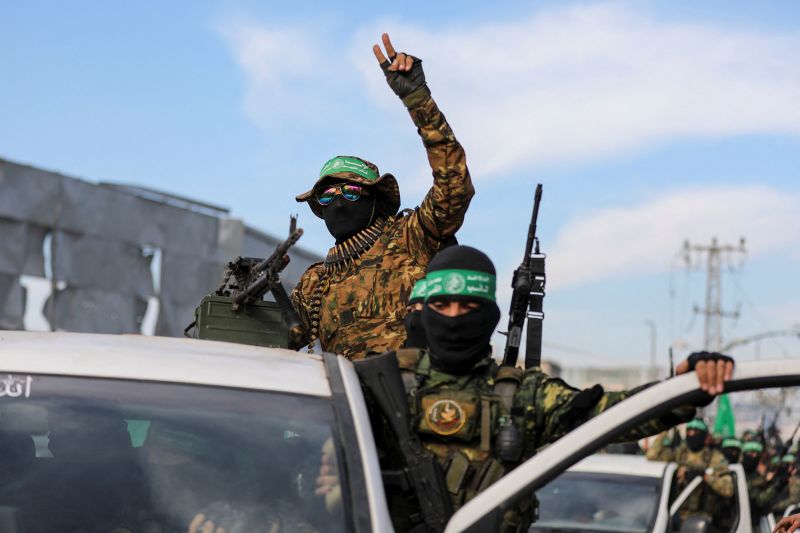 Militantes palestinos de Hamás desfilan antes de la entrega de cuatro rehenes femeninas en la ciudad de Gaza el sábado. Dawoud Abu Alkas/Reuters