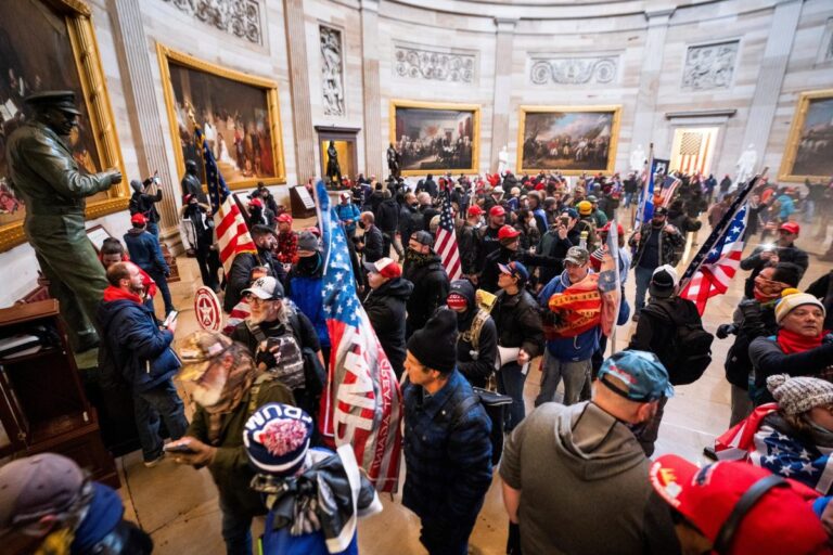 Liberan a dos líderes radicales del asalto al Capitolio tras ser indultados por Trump: Ataque dejó 4 muertos y 140 heridos