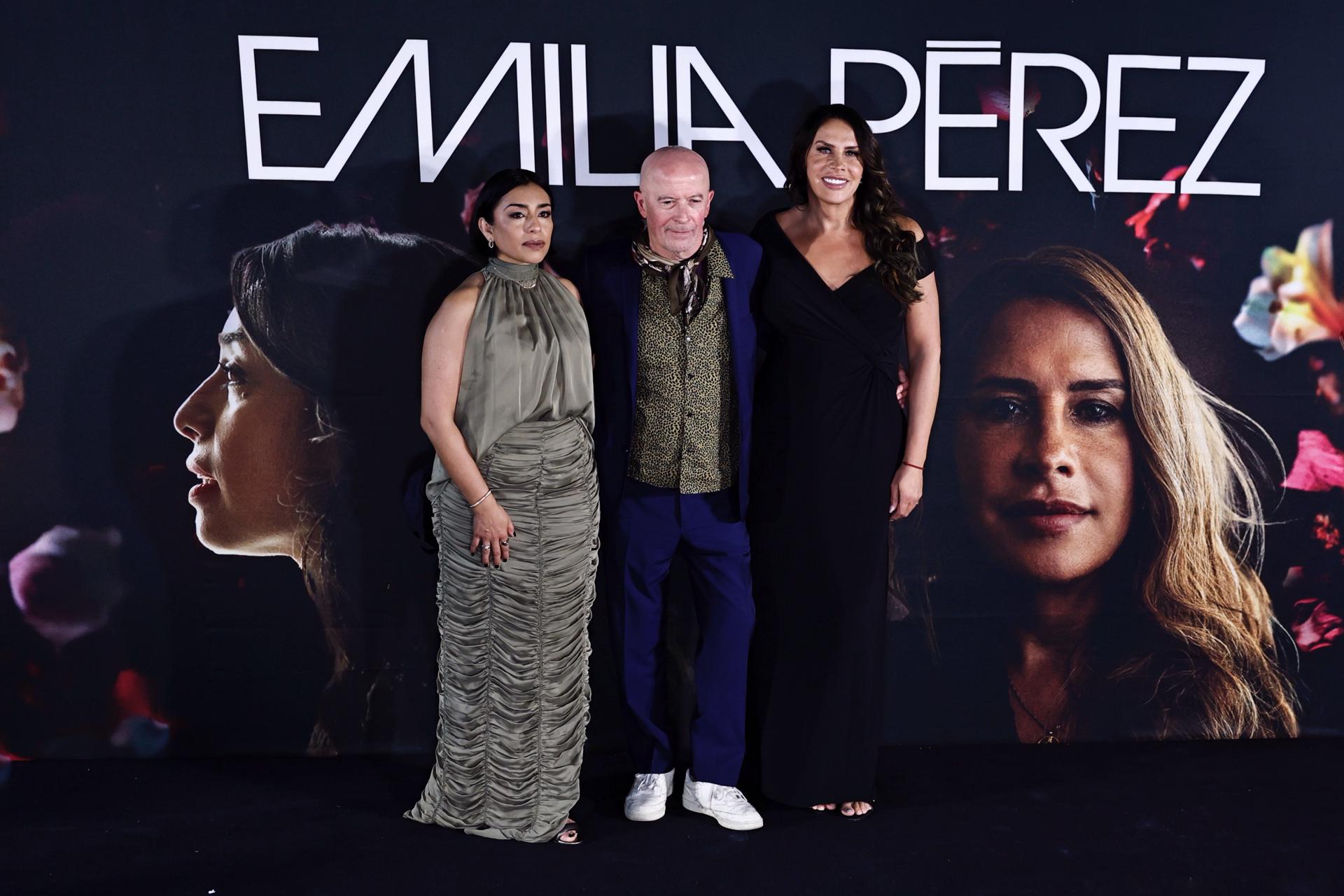 La actriz mexicana Adriana Paz (i), el director frances Jacques Audiard (c), y la actriz española Karla Sofía Gascón posan durante la rueda de prensa de la película ‘Emilia Pérez’ este miércoles, en Ciudad de México (México). El elenco de ‘Emilia Pérez’, una de las películas favoritas de esta temporada de premios, afirmó que el filme se hizo con “amor y respeto” a México, donde ha recibido críticas por cómo retrata al narcotráfico y las víctimas de desapariciones. EFE/ Sáshenka Gutiérrez