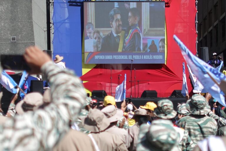 La oposición mayoritaria de Venezuela acusa a Nicolás Maduro de consumar un 