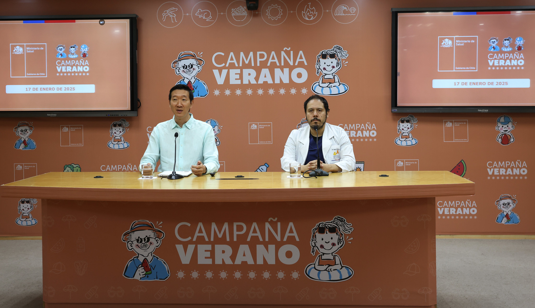 En el marco de la Campaña de Verano, Sung Kim, jefe de la Agencia Nacional de Prevención y Control del Cáncer del Minsal, junto a Nelson Lobos, de la Sociedad Chilena de Dermatología y Venereología, se refiere a los cuidados de la piel ante el calor/Foto: Daniel Lillo.