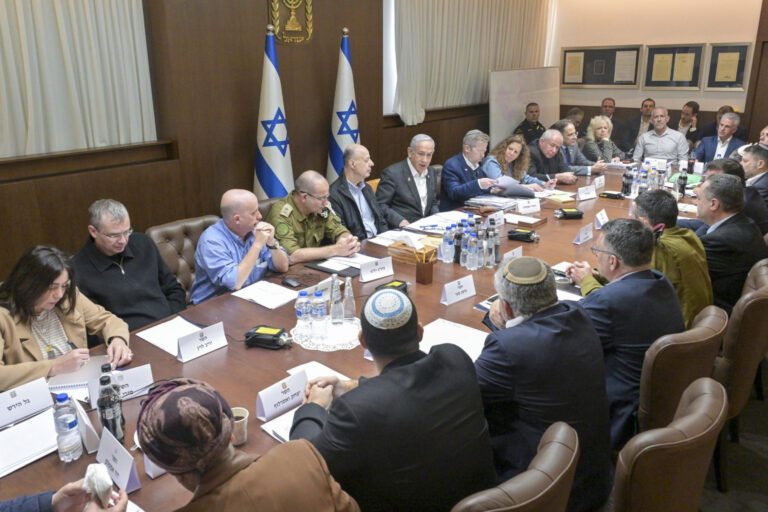 Gabinete de seguridad israelí aprueba acuerdo sobre el alto el fuego y la toma de rehenes