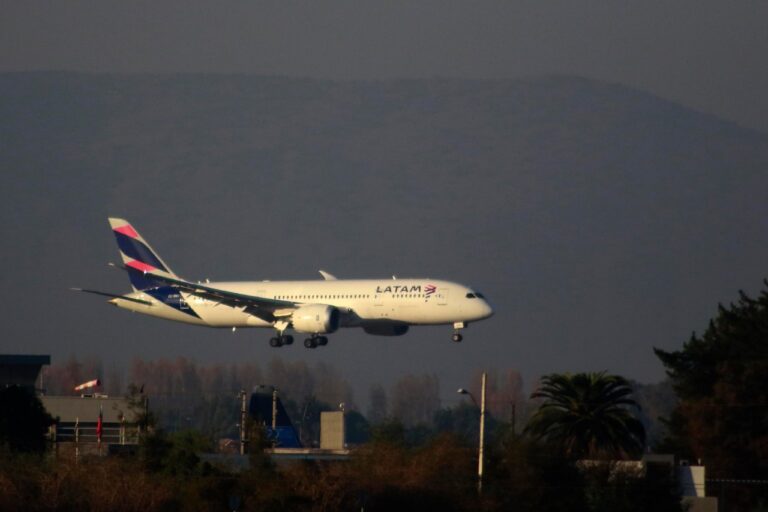 Sernac oficia a Sky, LATAM y Jetsmart tras incidente en Aeropuerto de Antofagasta: Pasajera vivió día de furia