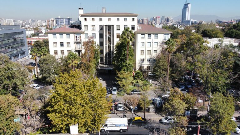 Reportan fuga de oxígeno desde una cañería en el Hospital del Tórax: Bomberos trabaja en el lugar