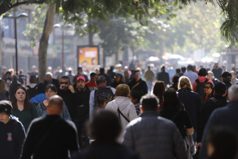 Cae el desempleo en Chile: INE reporta baja en tasa de desocupación y en informalidad laboral