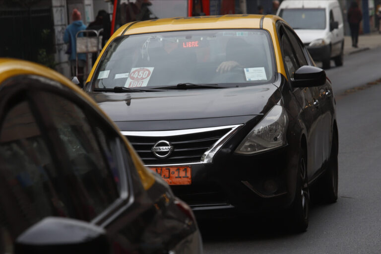Taxista cobró $393 mil por un viaje de $3 mil: Carabineros busca a conductor que estafó a turistas en Providencia