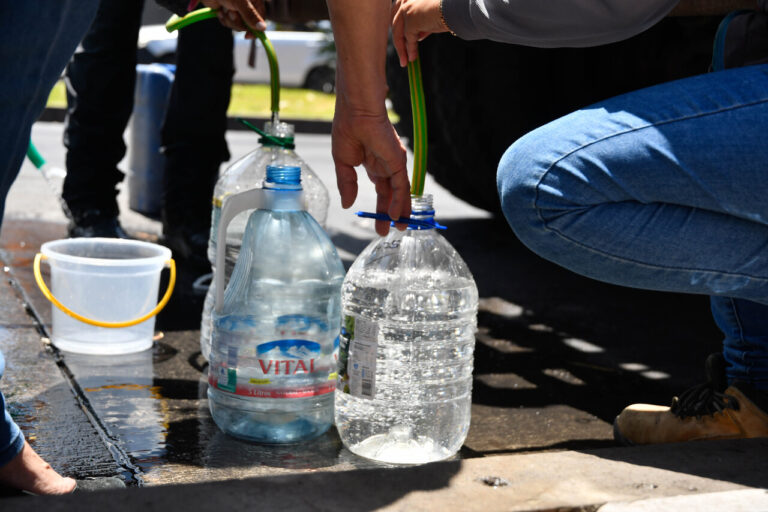 Anuncian corte de agua de 30 horas para la RM: Revisa qué comunas afectará y los puntos de suministro
