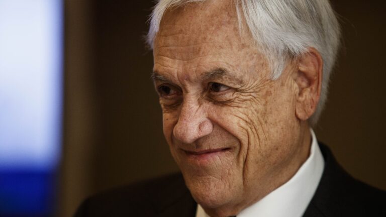 Parlamentarios deciden posponer discusión del proyecto para erigir monumento al expresidente Piñera