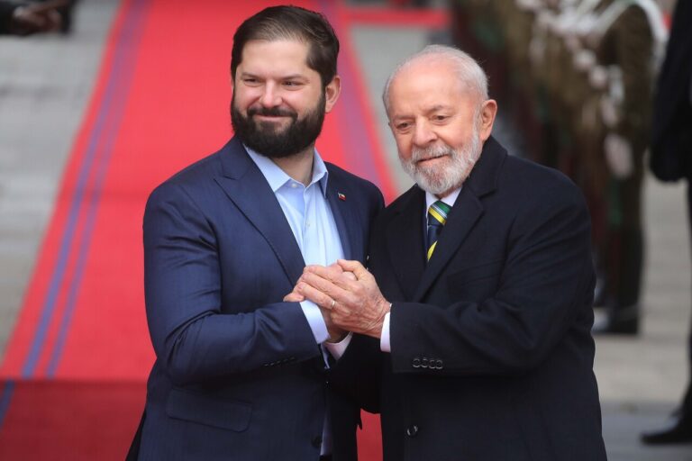 Presidente Boric le confirma a Lula que visitará Brasil el próximo 22 de abril: “Unidos somos más fuertes”