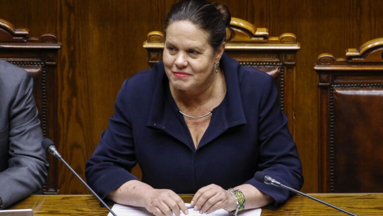Ministra Fernández comparece ante Fiscalía por fallida venta de casa de Allende y ejerce su derecho a guardar silencio