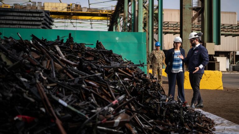 En 2024 se destruyeron más de 24 mil armas: Acero obtenido será usado para construir sala psicosocial en colegio de Maipú